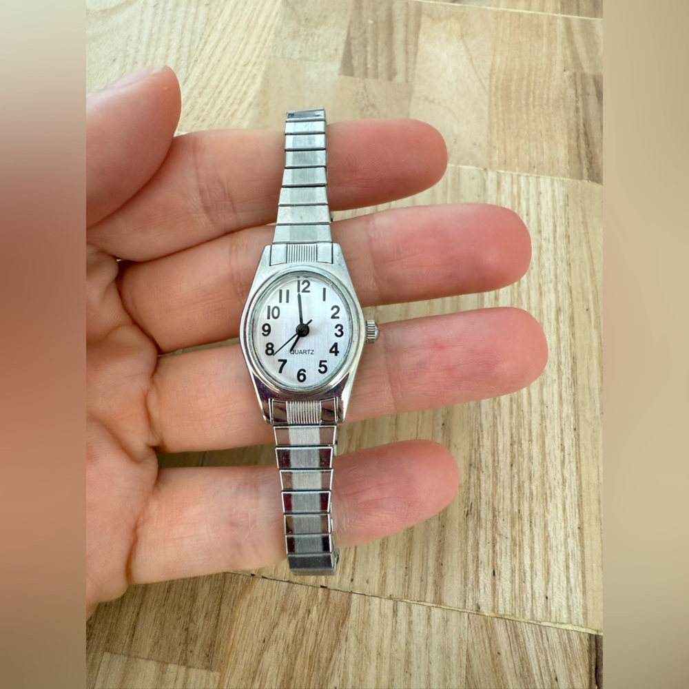Unbranded ladies silver tone oval expansion bracelet watch NEW BATTERY